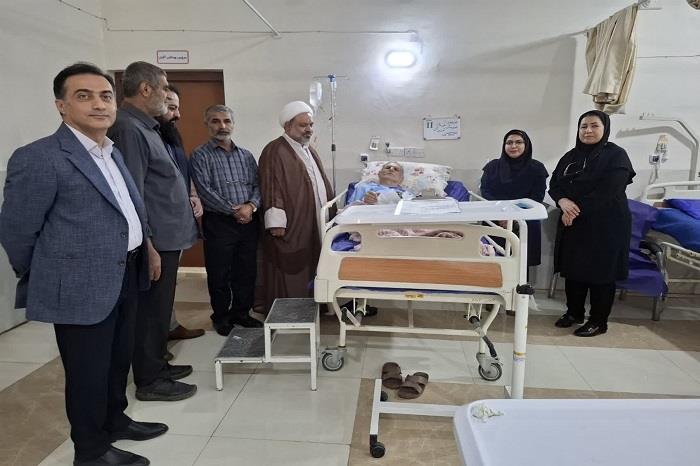 عیادت از پدر شهید-هفته دفاع مقدس